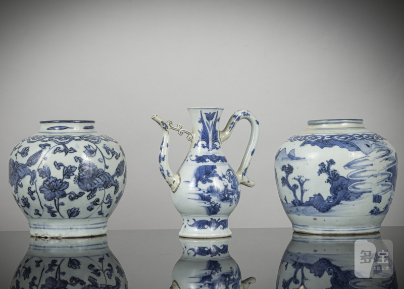 Two porcelain jars and a ewer with underglaze blue decoration - 图2